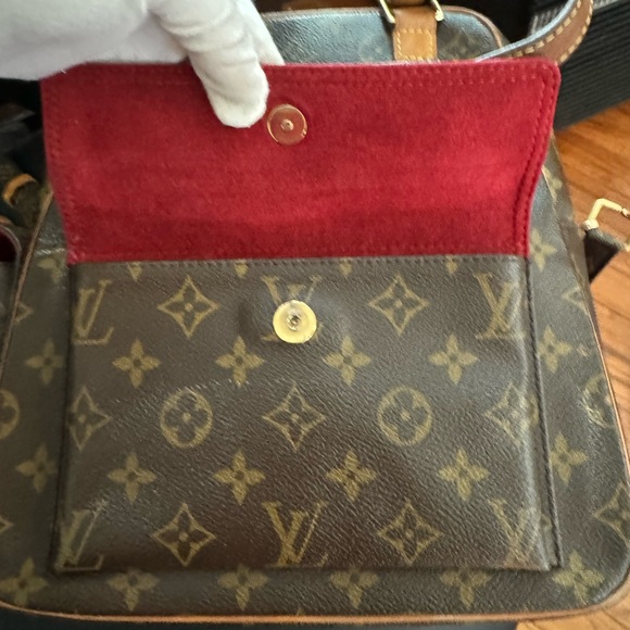 LOUIS VUITTON
Monogram Canvas Excentri-Cite Bag with strap - Picture 10 of 17